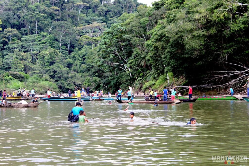 Pesca comunitaria previo a la Uyantza en Sarayaku