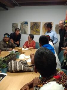 Pueblos indigenas del mundo con la Gobernadora de California
