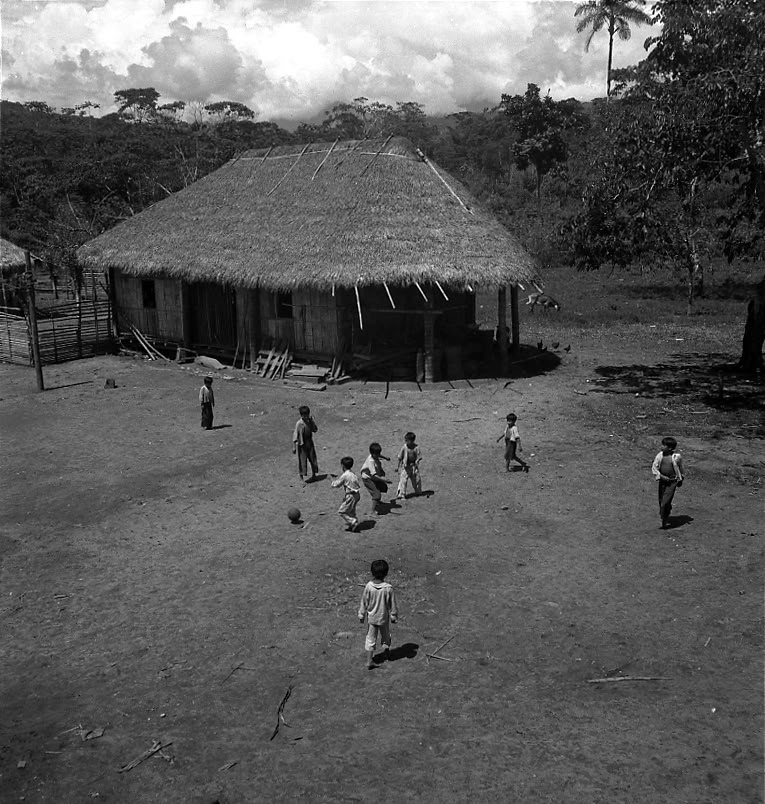 Fútbol en Sarayaku Provincia de Pastaza, 1961 Foto: Rolf Blomberg © Archivo Blomberg
